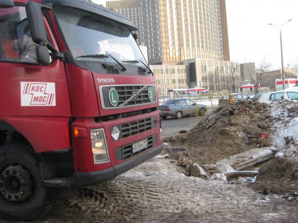 Лужков, уходя, сказал Собянину, что под одним из московских тротуаров зарыт клад (с) Лужков, уходя, сказал Собянину, что под одним из московских тротуаров зарыт клад (с)